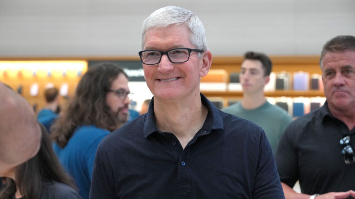 Apple Boss Tim Cook's Salary Slashed By 35 Million, Here's Why